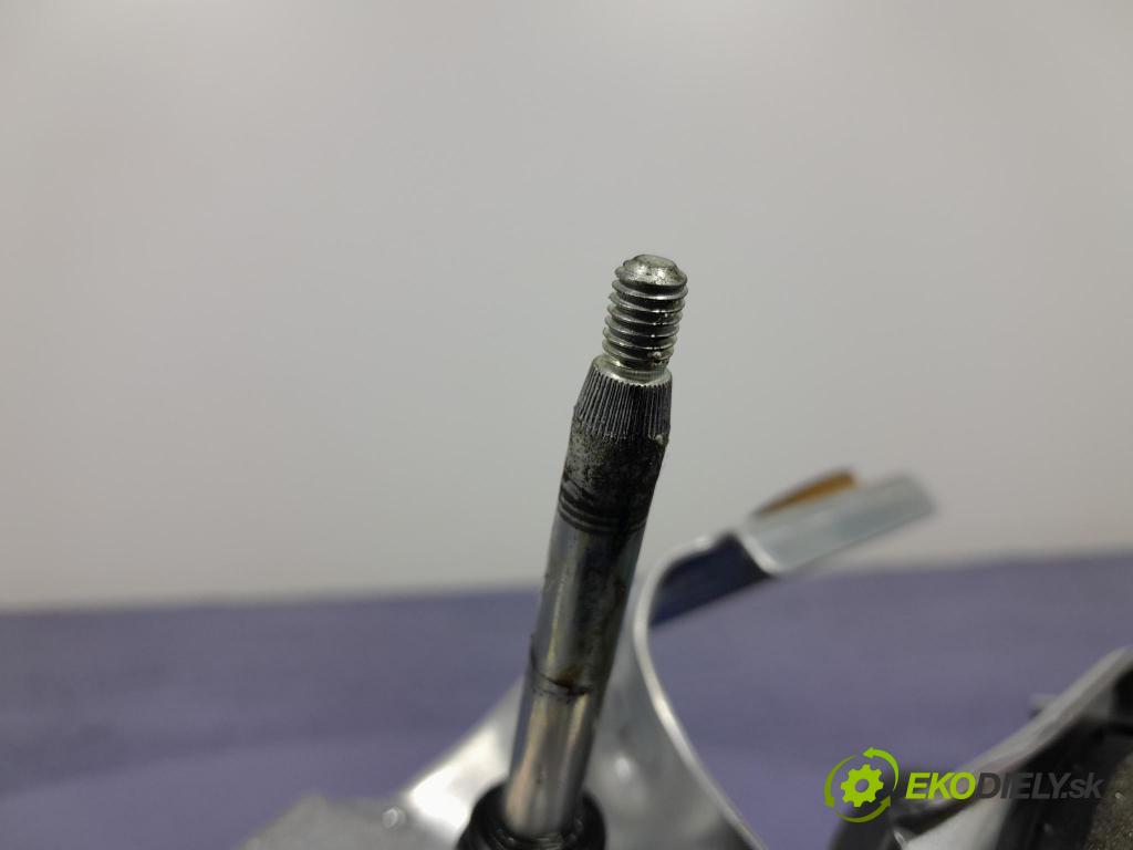 Mazda 3 2021 motorek Stěrače: Zad: