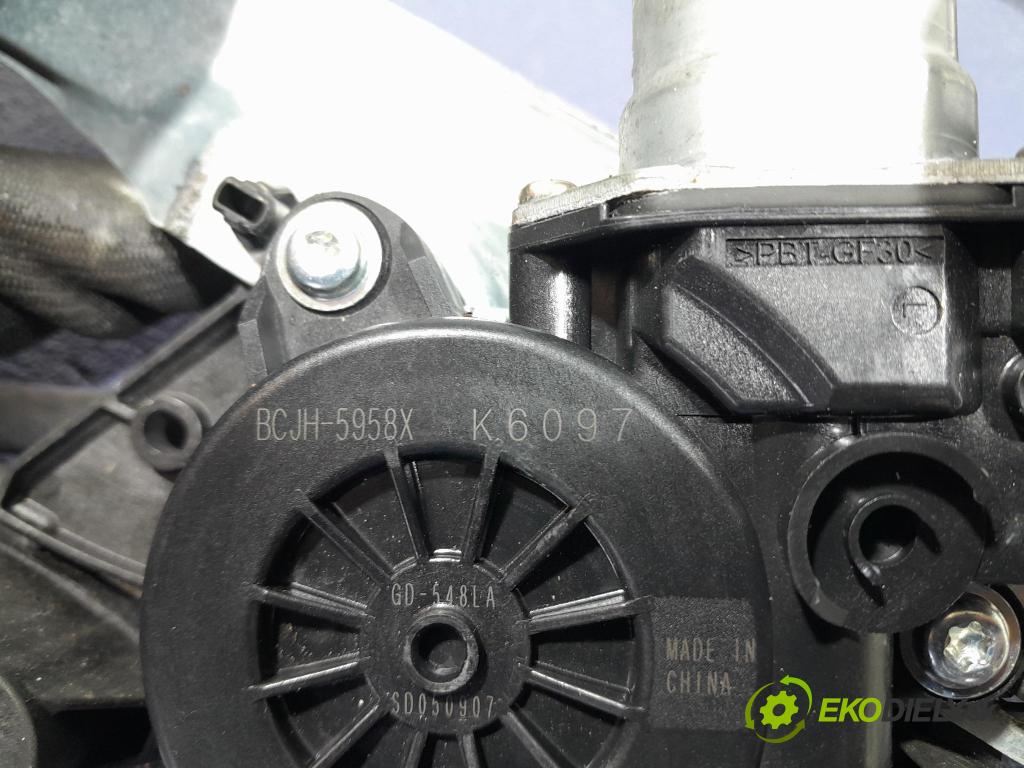 Mazda 3 2021 mechanismus stahování Sklenka: před Levý: CR01526F