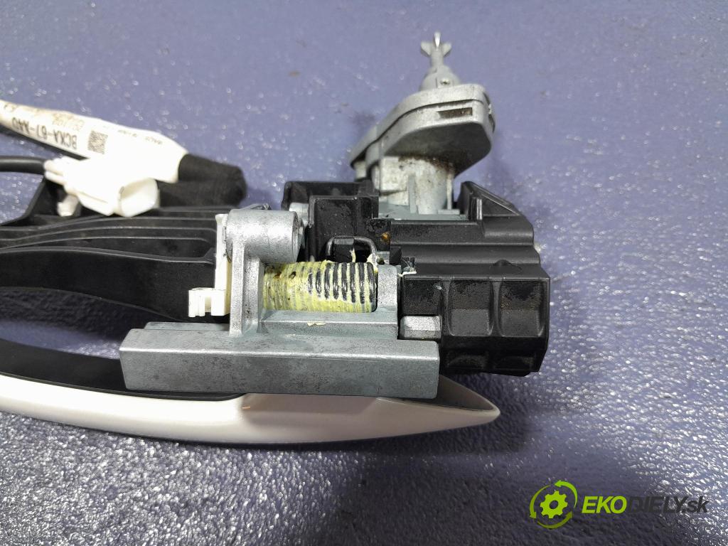 Mazda 3 2021 rukoväť Predné ľavá