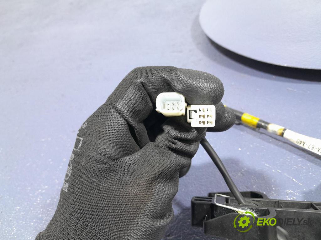 Mazda 3 2021 rukoväť Predné ľavá