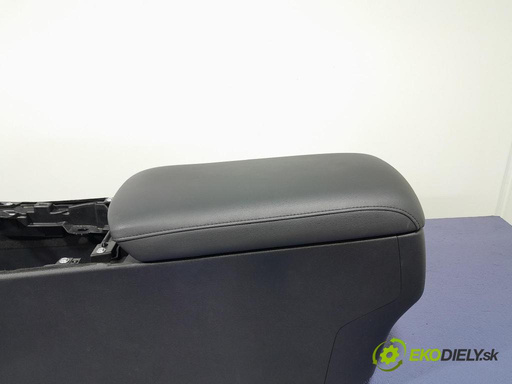 Mazda 3 2021 loketní opěrka BDGF 64441