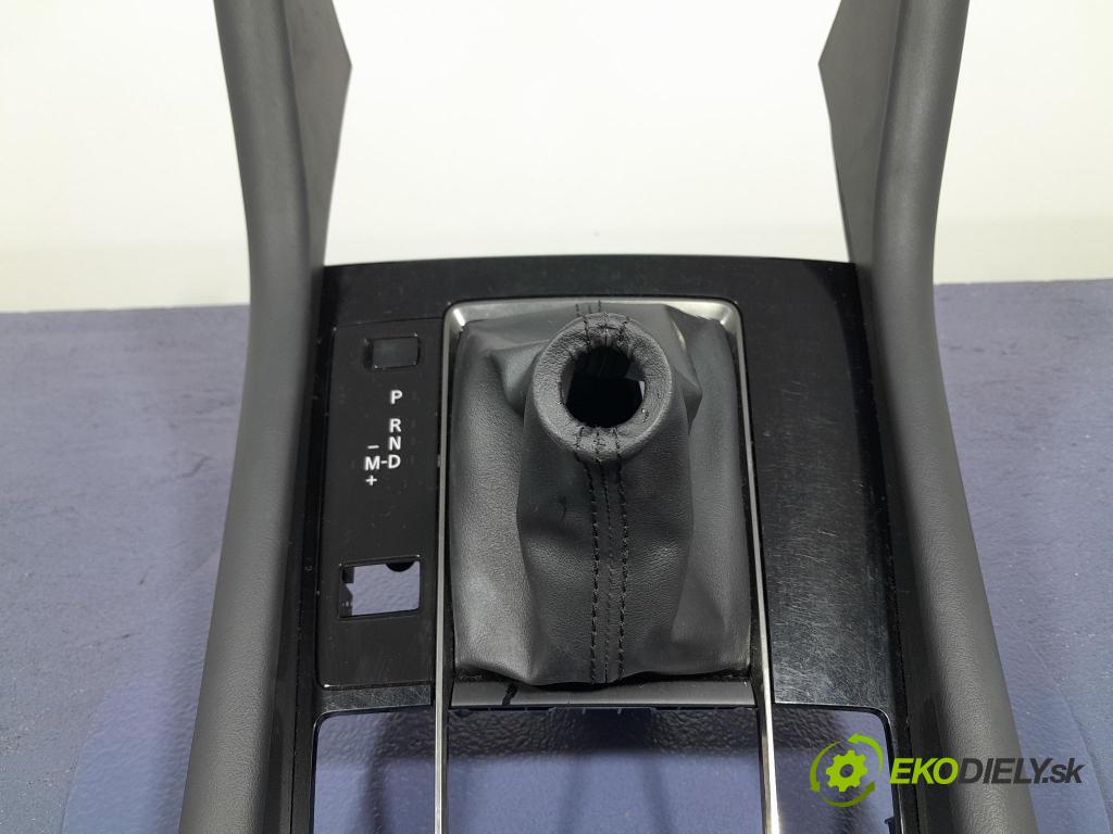 Mazda 3 2021 kryt Plast: Interiéry: BDGJ-64341