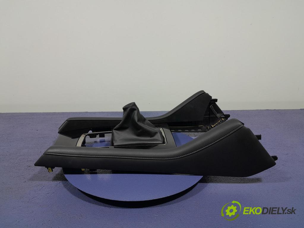 Mazda 3 2021 kryt Plast: Interiéry: BDGJ-64341