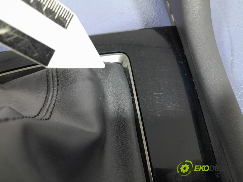 Mazda 3 2021 kryt Plast: Interiéry: BDGJ-64341