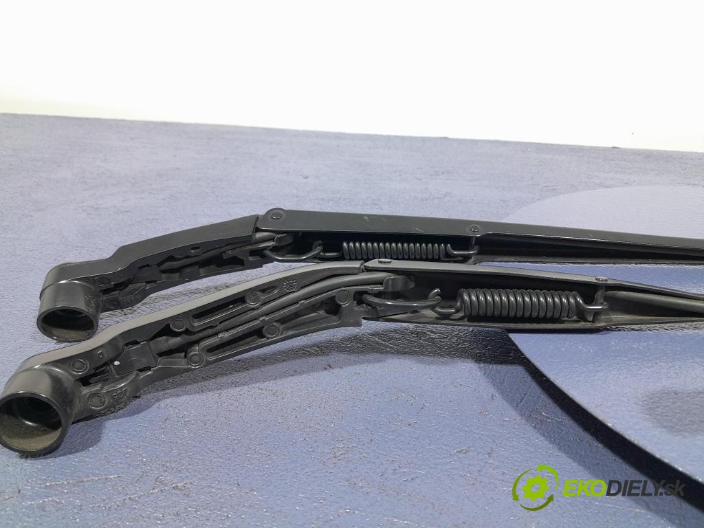 Mazda 3 2021 Paže: Stěrače: před