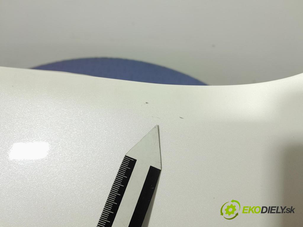 Mazda 3 2021 blatnik před Levý: