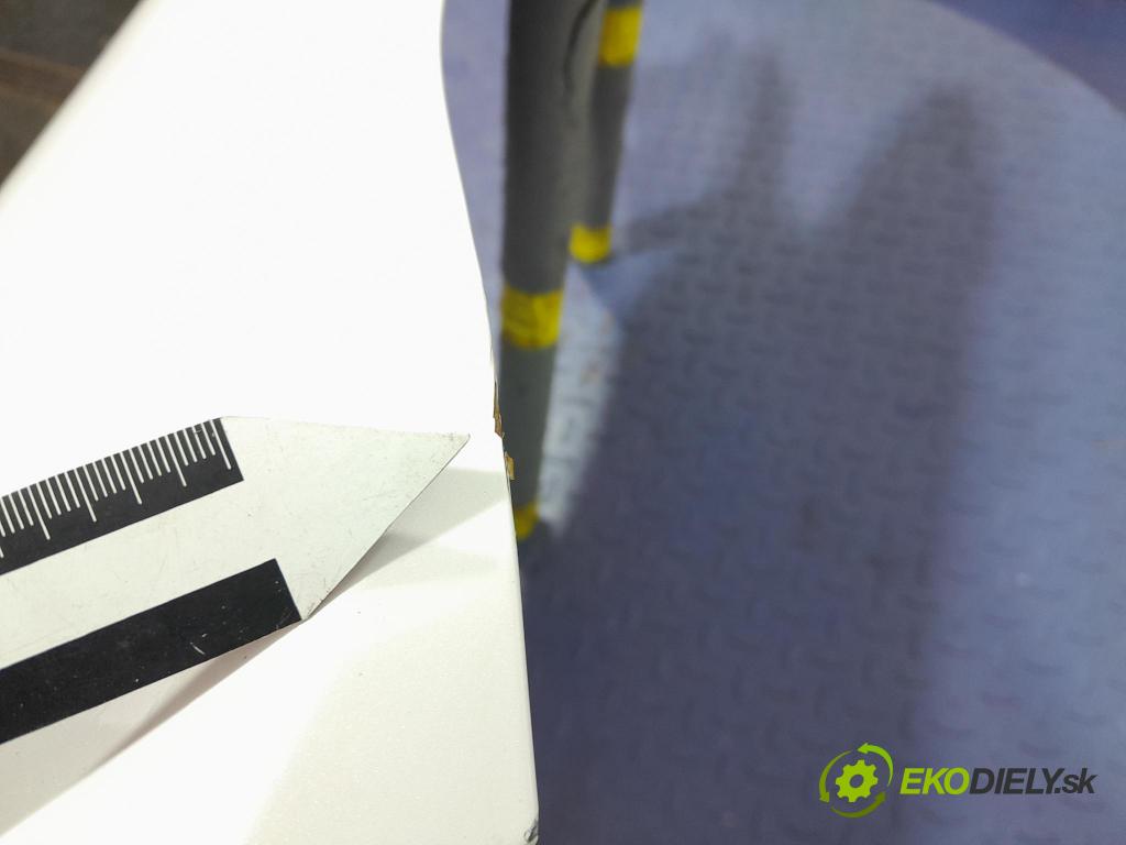 Mazda 3 2021 blatnik před Levý: