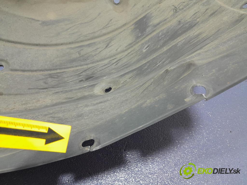 Mazda 3 2021 Blatník: Plastové: Predné