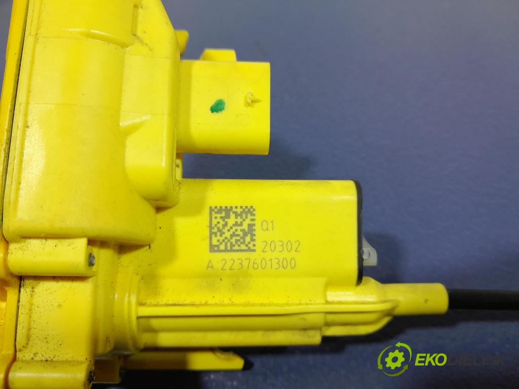 Mercedes S-klasa 2021 zámek dveře před Levý: A2237601300