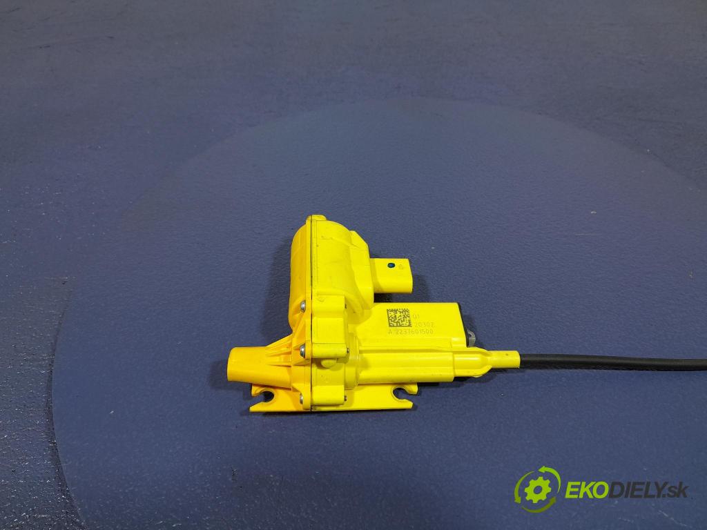 Mercedes S-klasa 2021 zámok dvere zad Vľavo: A2237601500