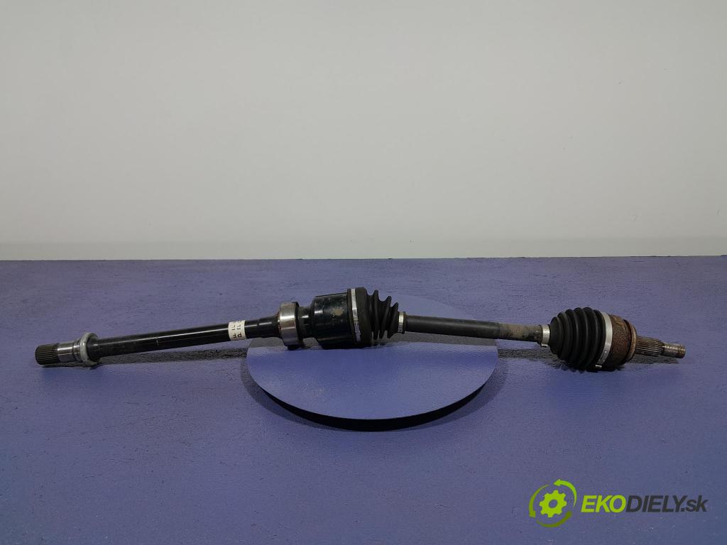 Mazda 3 2021 poloos Prava: Predné