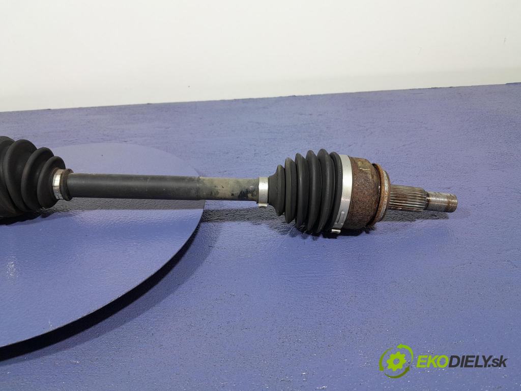 Mazda 3 2021 poloos Prava: Predné