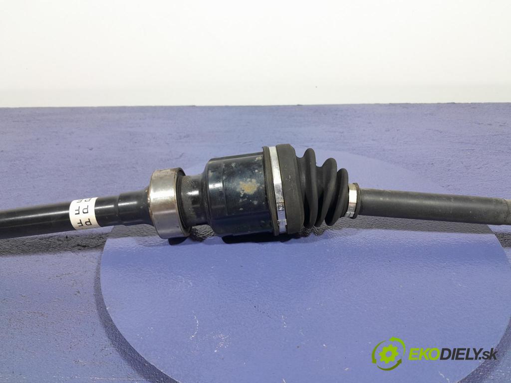 Mazda 3 2021 poloos Prava: Predné