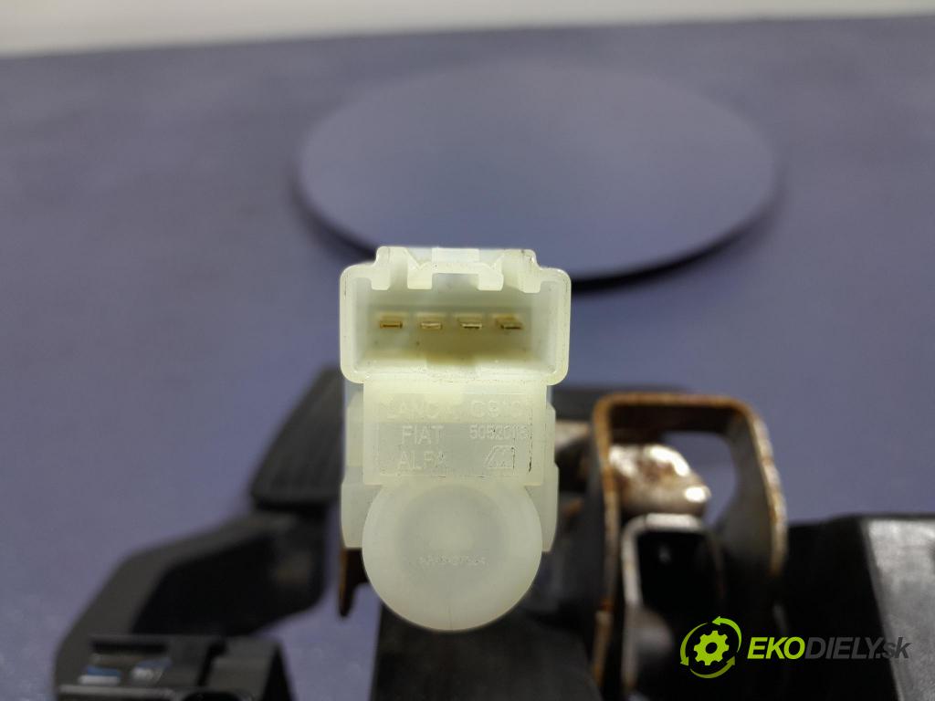 Jeep Cherokee 2016 pedále 04581650AH