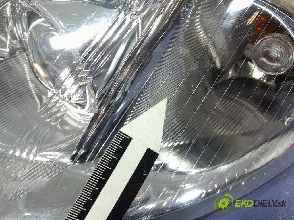 Vw Passat 2004 Reflektor: Vľavo: