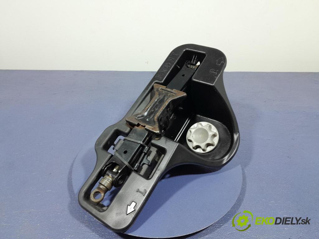 Toyota Prius 2007 koš kola: Náhradní 64777-47010