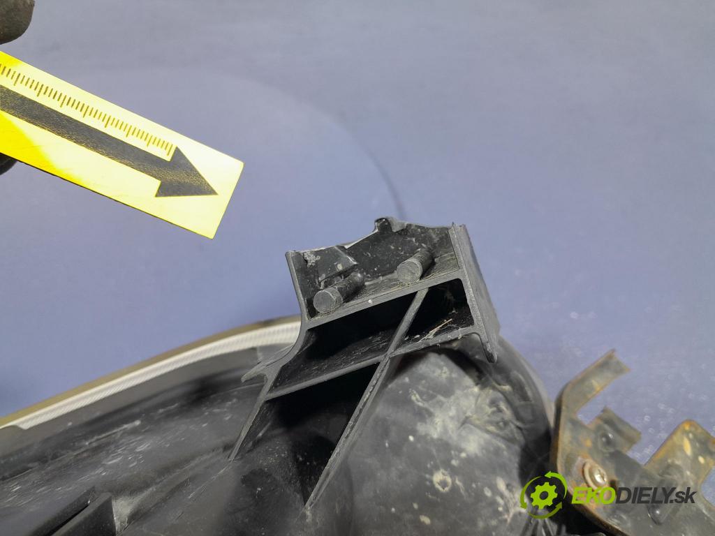 Toyota Prius 2007 Reflektor: Vľavo: