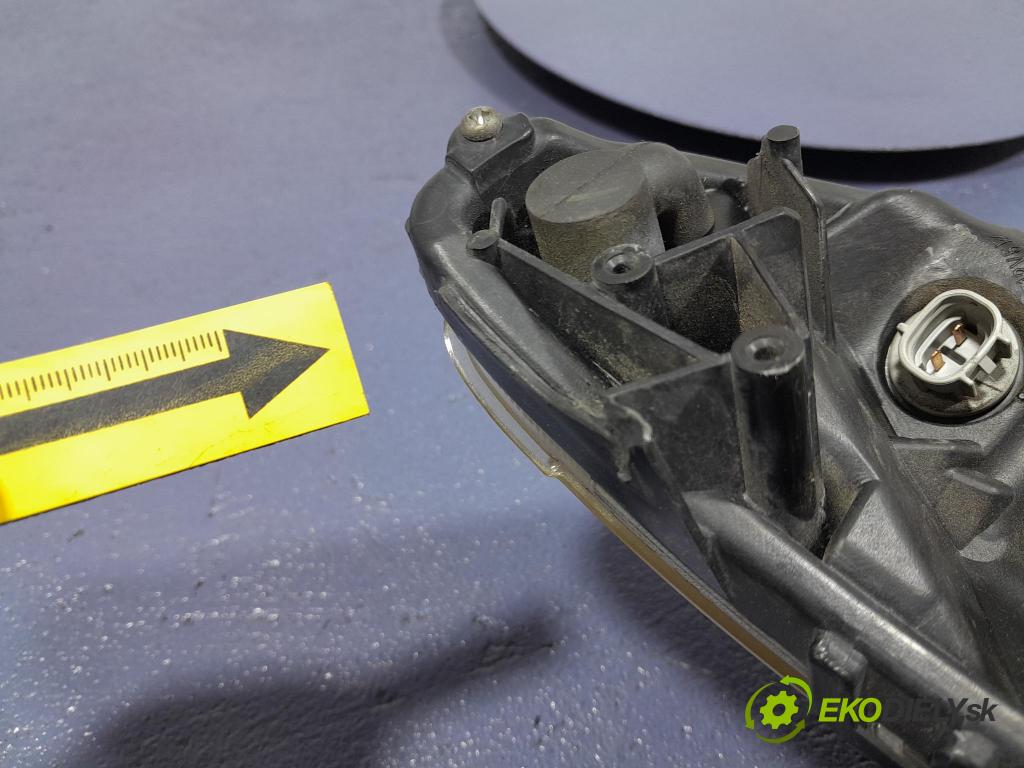 Toyota Prius 2007 Reflektor: Vľavo: