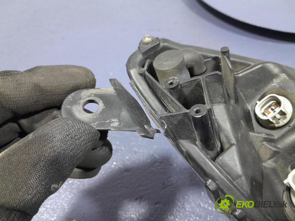 Toyota Prius 2007 Reflektor: Vľavo: