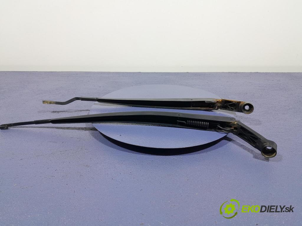 Toyota Prius 2007 Paže: Stěrače: před