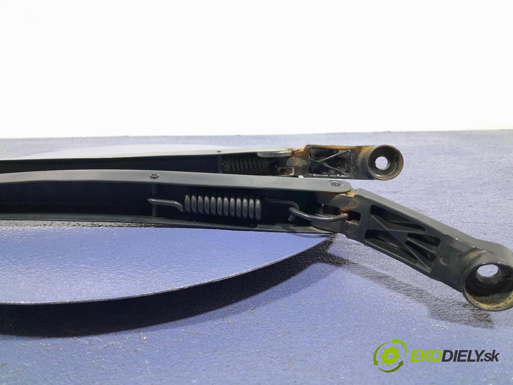 Toyota Prius 2007 Paže: Stěrače: před