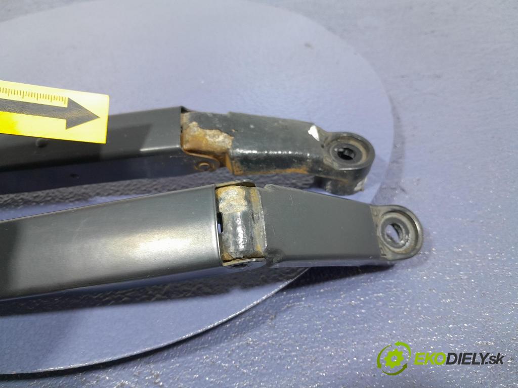 Toyota Prius 2007 Paže: Stěrače: před 