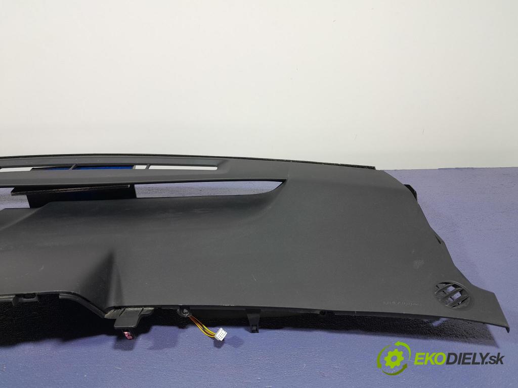 Toyota Prius 2007 kokpit,pristrojová doska