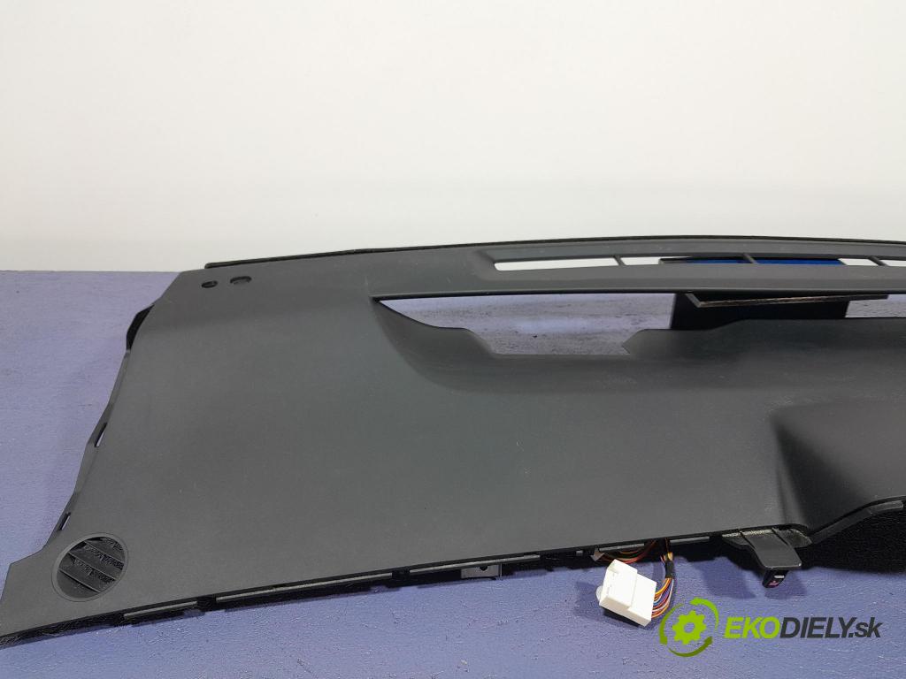 Toyota Prius 2007 kokpit,pristrojová doska