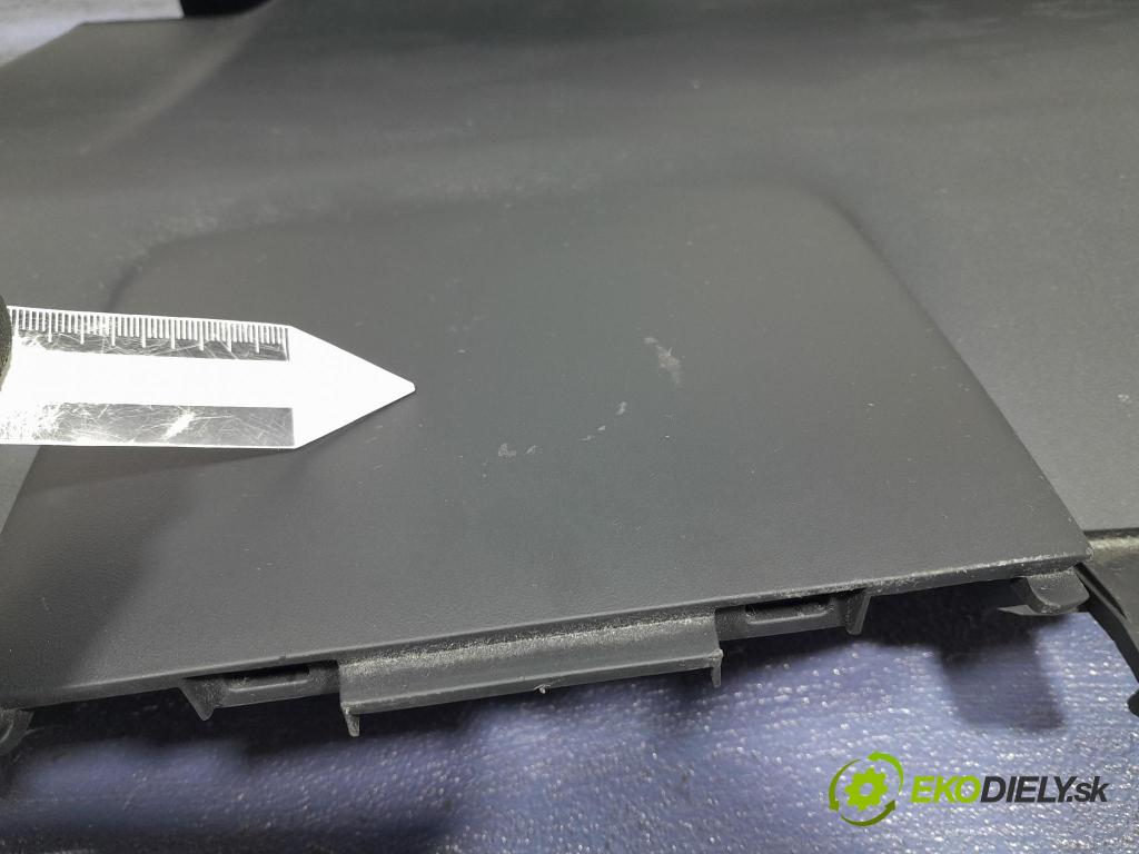 Toyota Prius 2007 kokpit,pristrojová doska