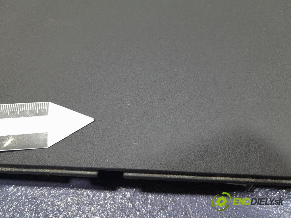 Toyota Prius 2007 kokpit,pristrojová doska