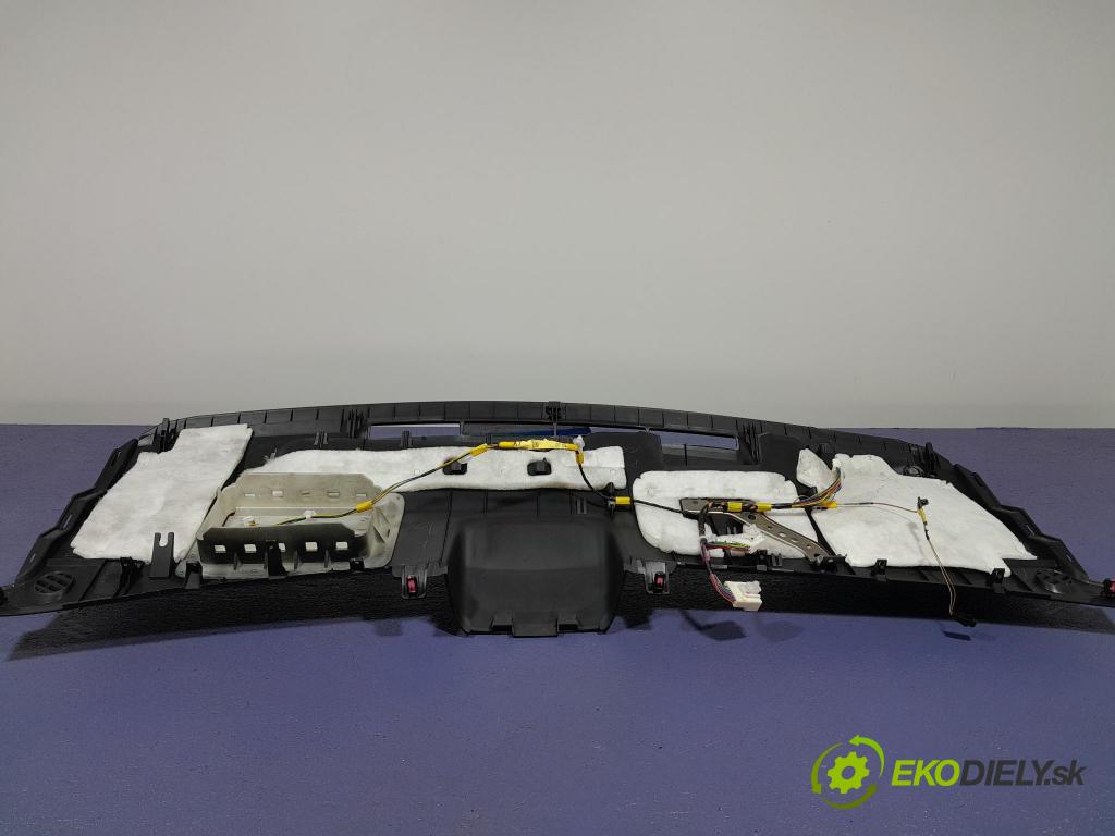 Toyota Prius 2007 kokpit,pristrojová doska