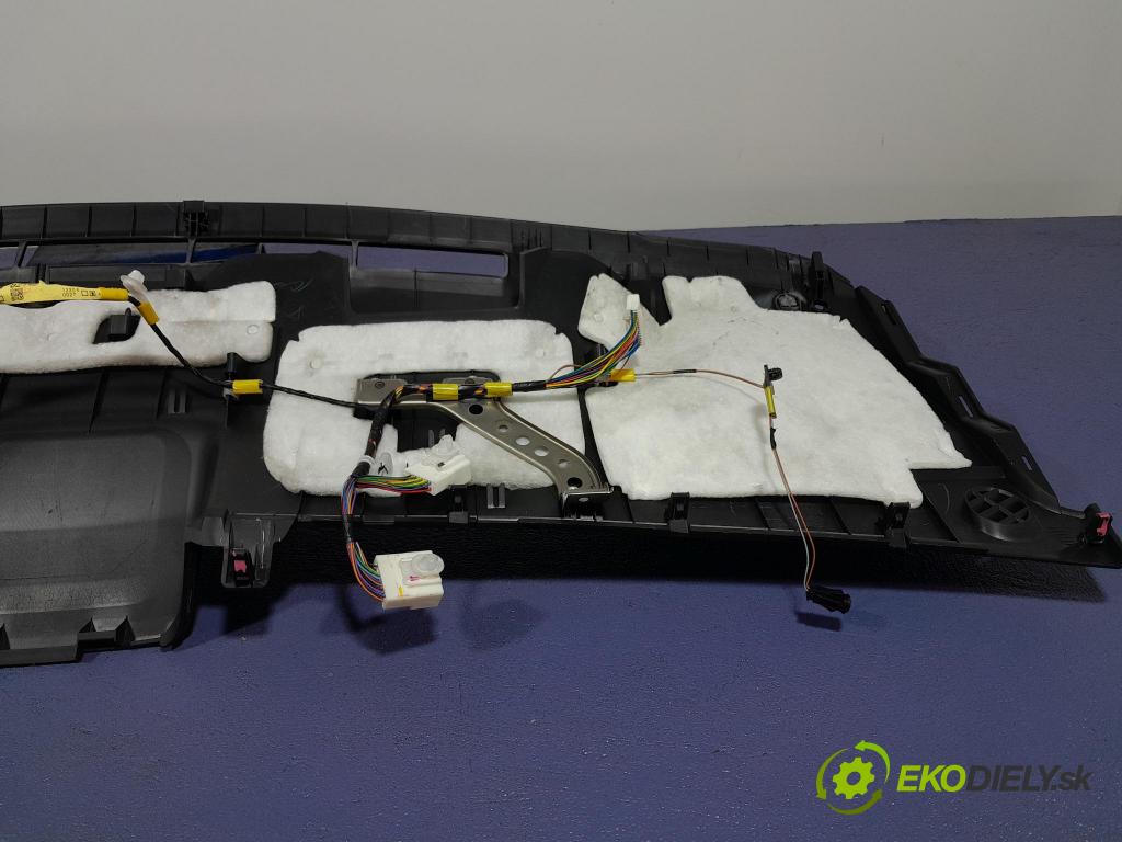 Toyota Prius 2007 kokpit,pristrojová doska