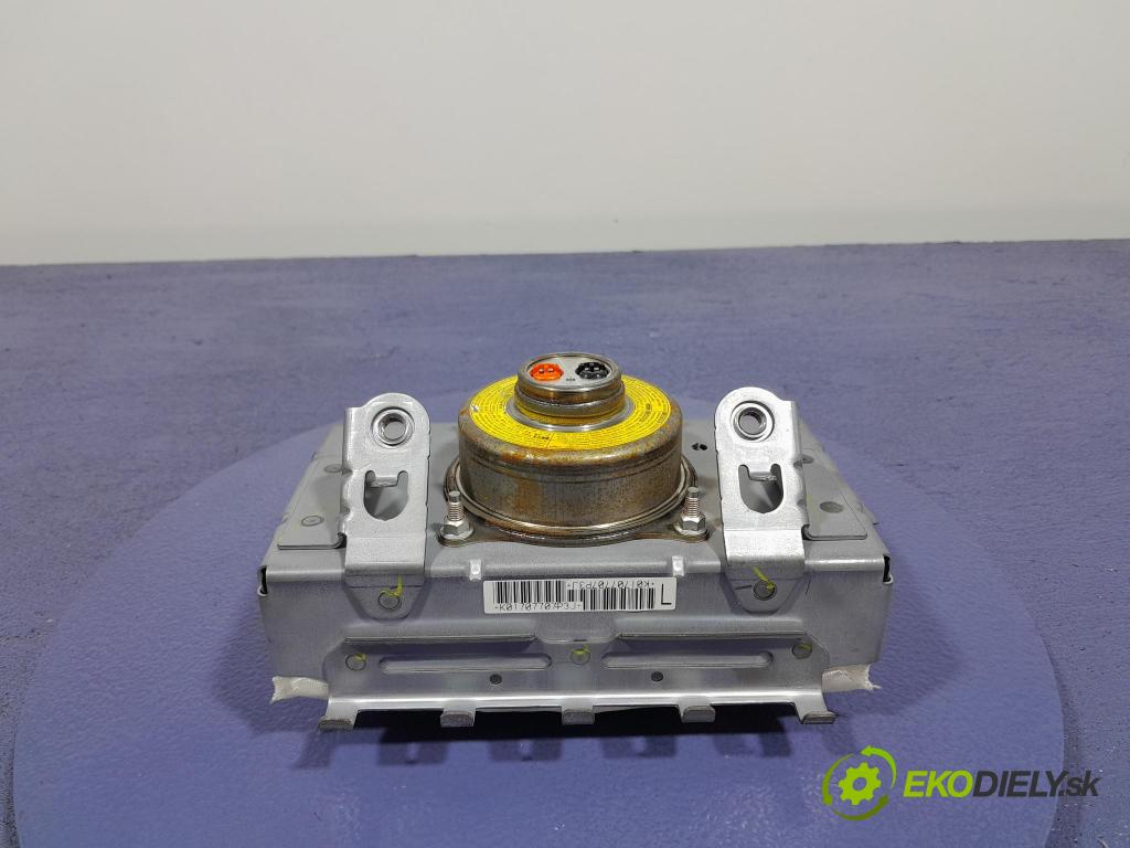 Toyota Prius 2007 kokpit,pristrojová doska