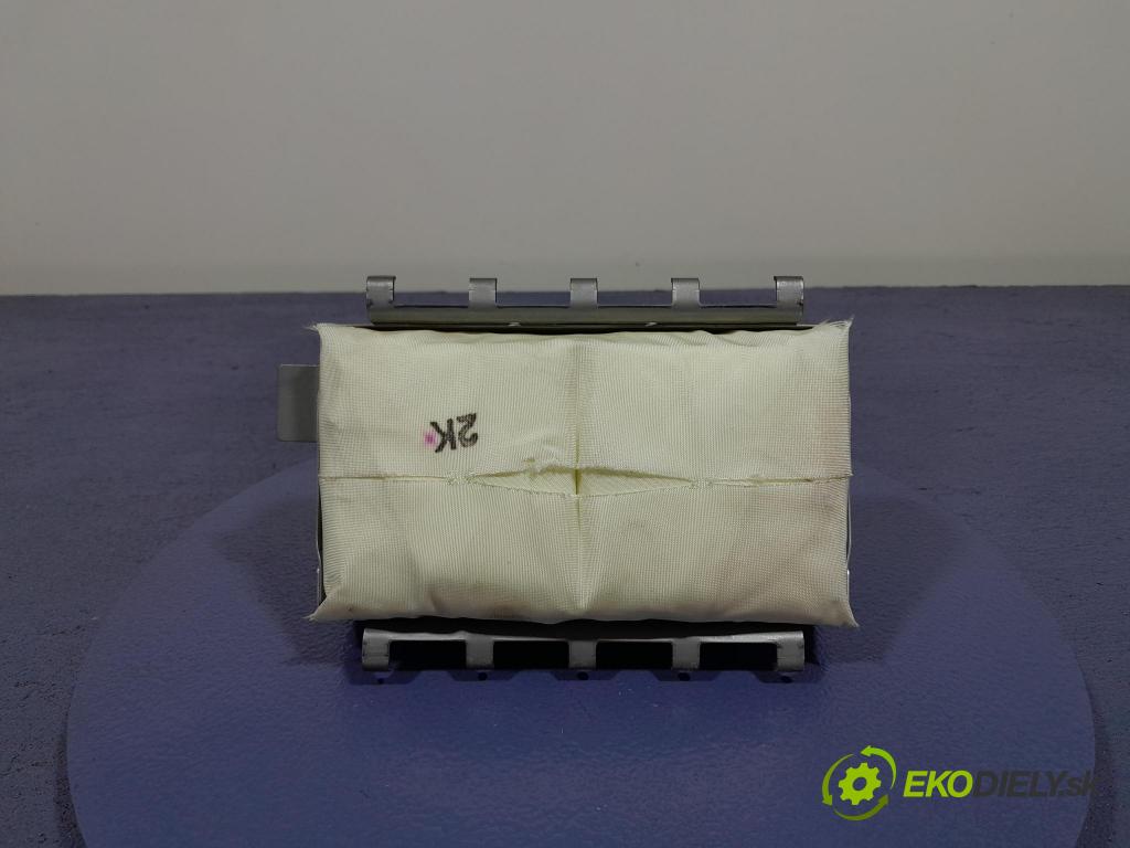 Toyota Prius 2007 kokpit,pristrojová doska