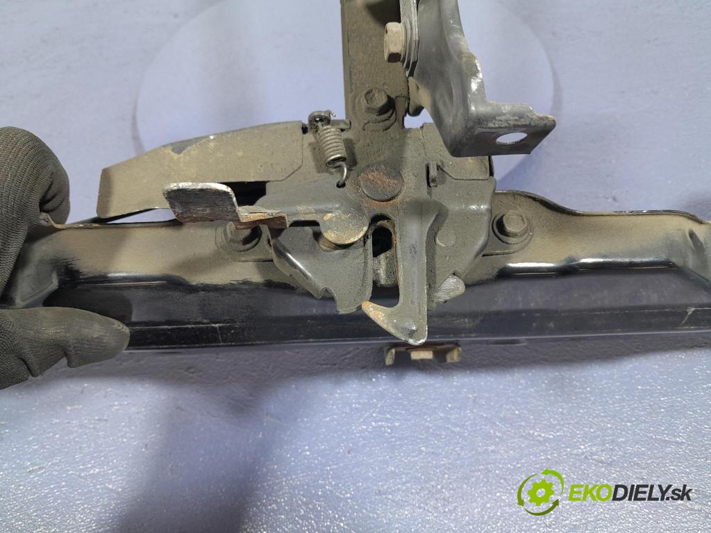 Toyota Prius 2007 výstuha Predné: / pas predný 