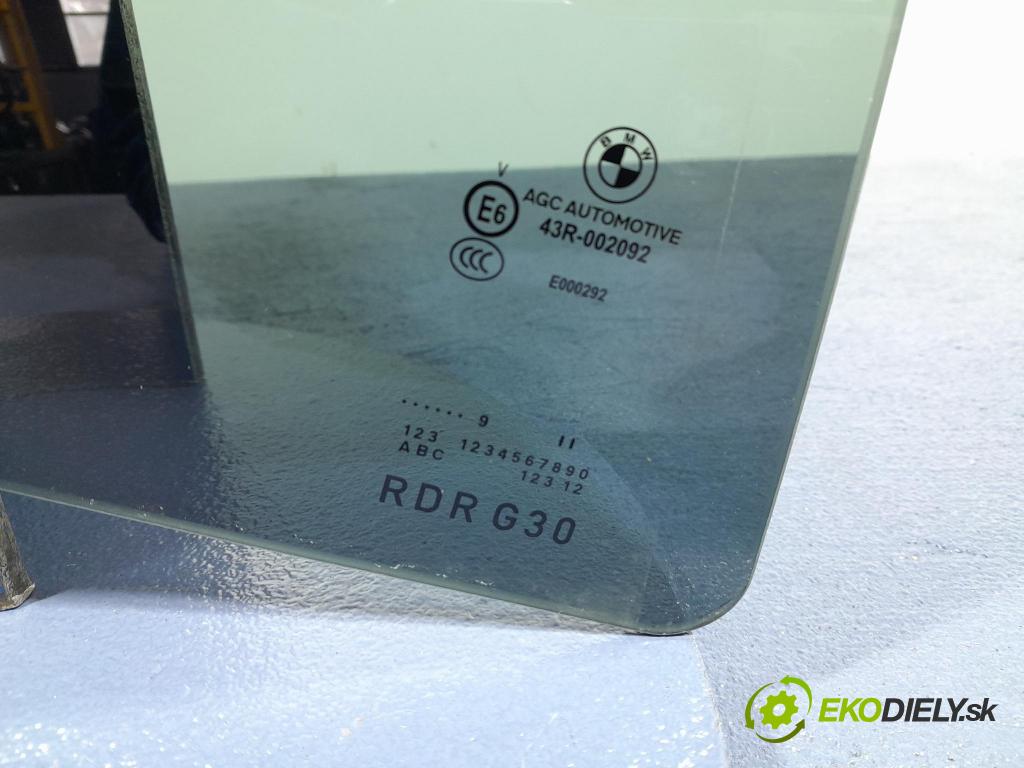 Bmw M5 2019 sklo dvere zad Prava: