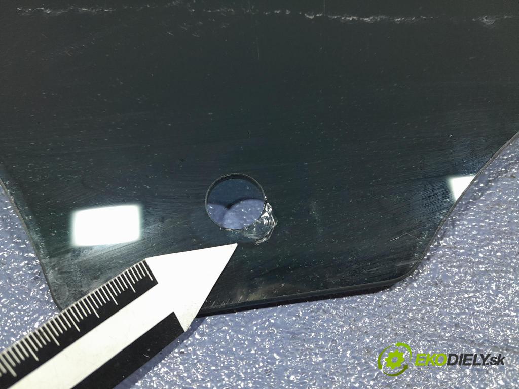 Bmw M5 2019 sklo dvere zad Prava: