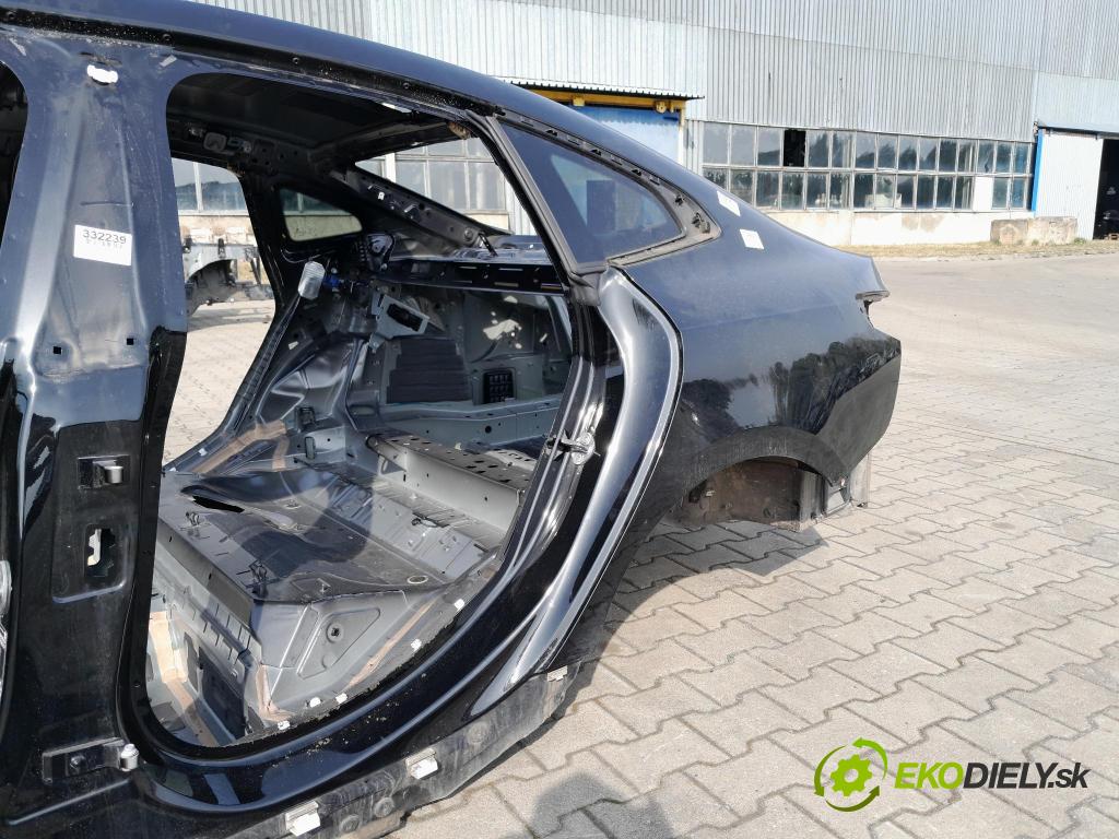 Bmw Seria 2 2021 blatník zad Vľavo: