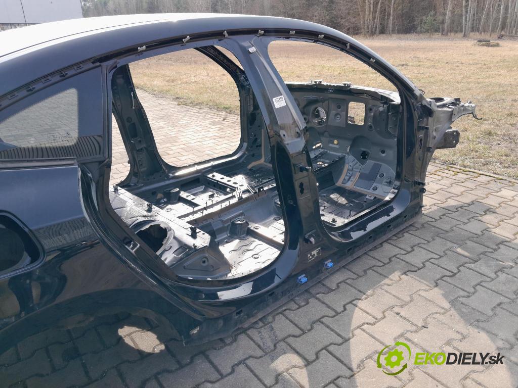 Bmw Seria 2 2021 Práh: v pravo: 