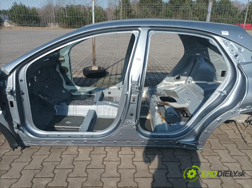 Kia Xceed 0 Práh: Vľavo: