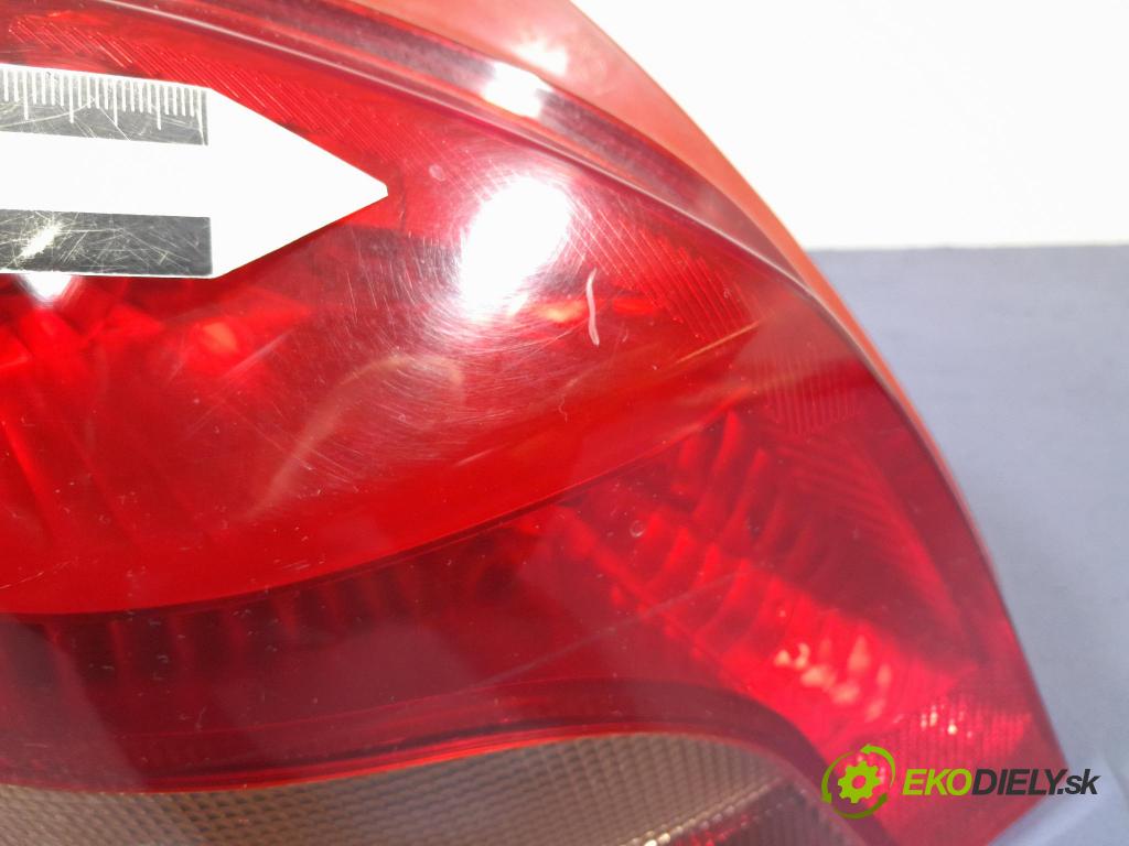 Toyota Yaris 2006 svetlo / reflektor zad ľavá Vonkajsia: