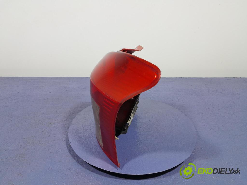 Toyota Yaris 2006 svetlo / reflektor zad Prava: Vonkajsia: