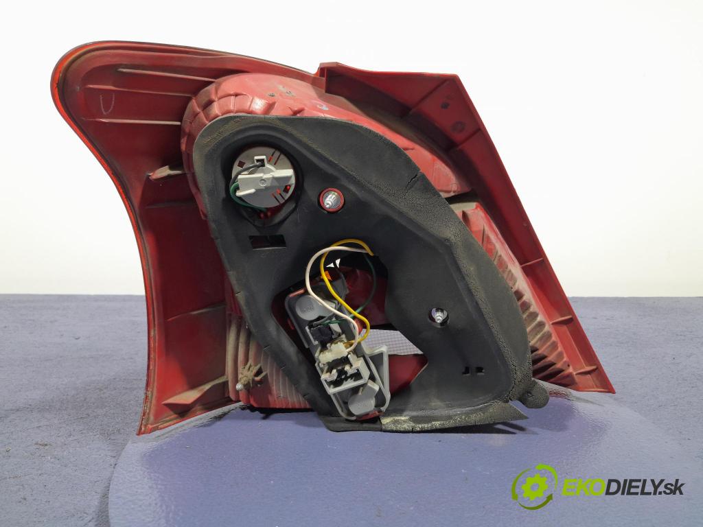 Toyota Yaris 2006 svetlo / reflektor zad Prava: Vonkajsia: