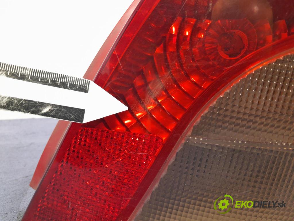 Toyota Yaris 2006 svetlo / reflektor zad Prava: Vonkajsia: