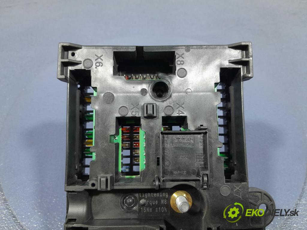 Bmw M5 2019 skříňka Pojistky 6837091