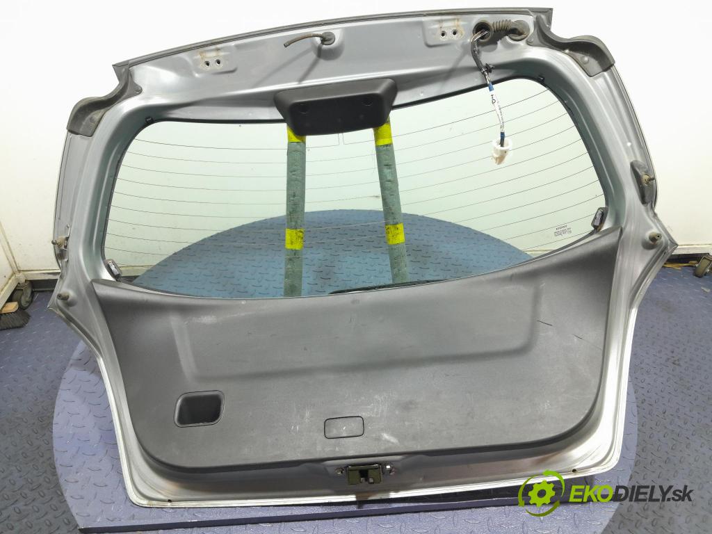 Toyota Yaris 2006 zadní dveře kufra: kufr 