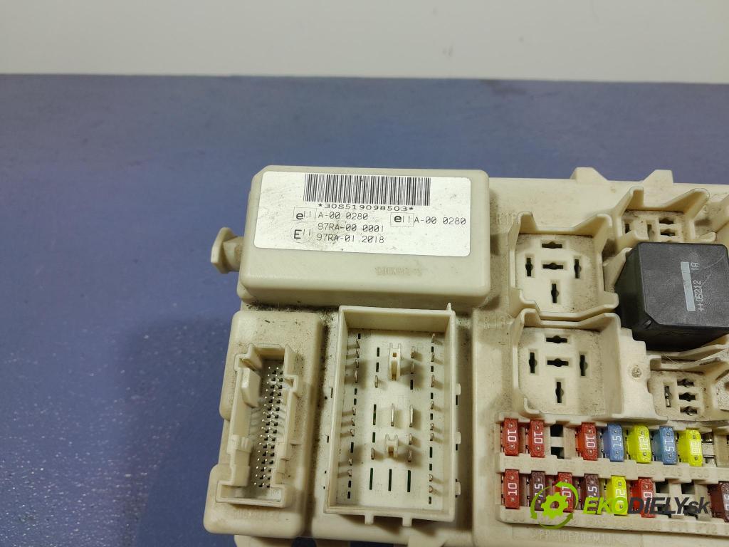 Ford Focus 2005 skrinka Poistky: 4M5T-14A073-BF