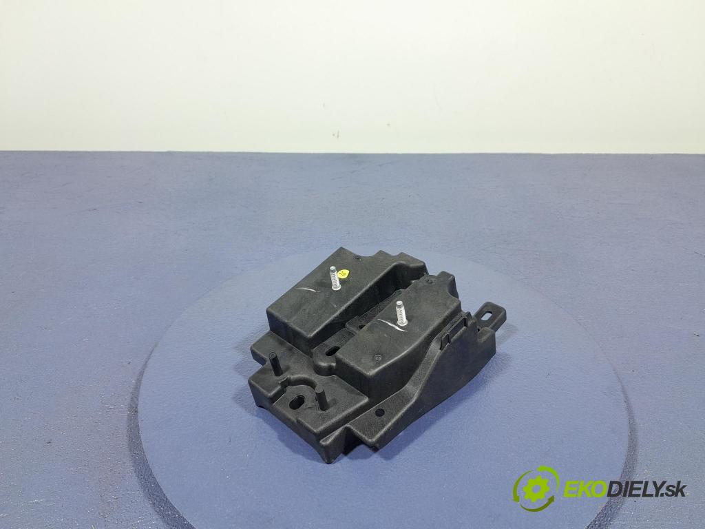 Opel Corsa 2024 kryt Plast: Interiéry: 9829241180