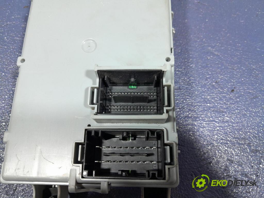 Fiat Doblo 2021 skříňka Pojistky 00521780060