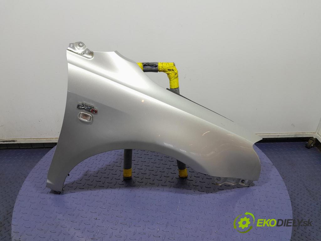 Toyota Avensis 2003 blatník Predné v pravo: